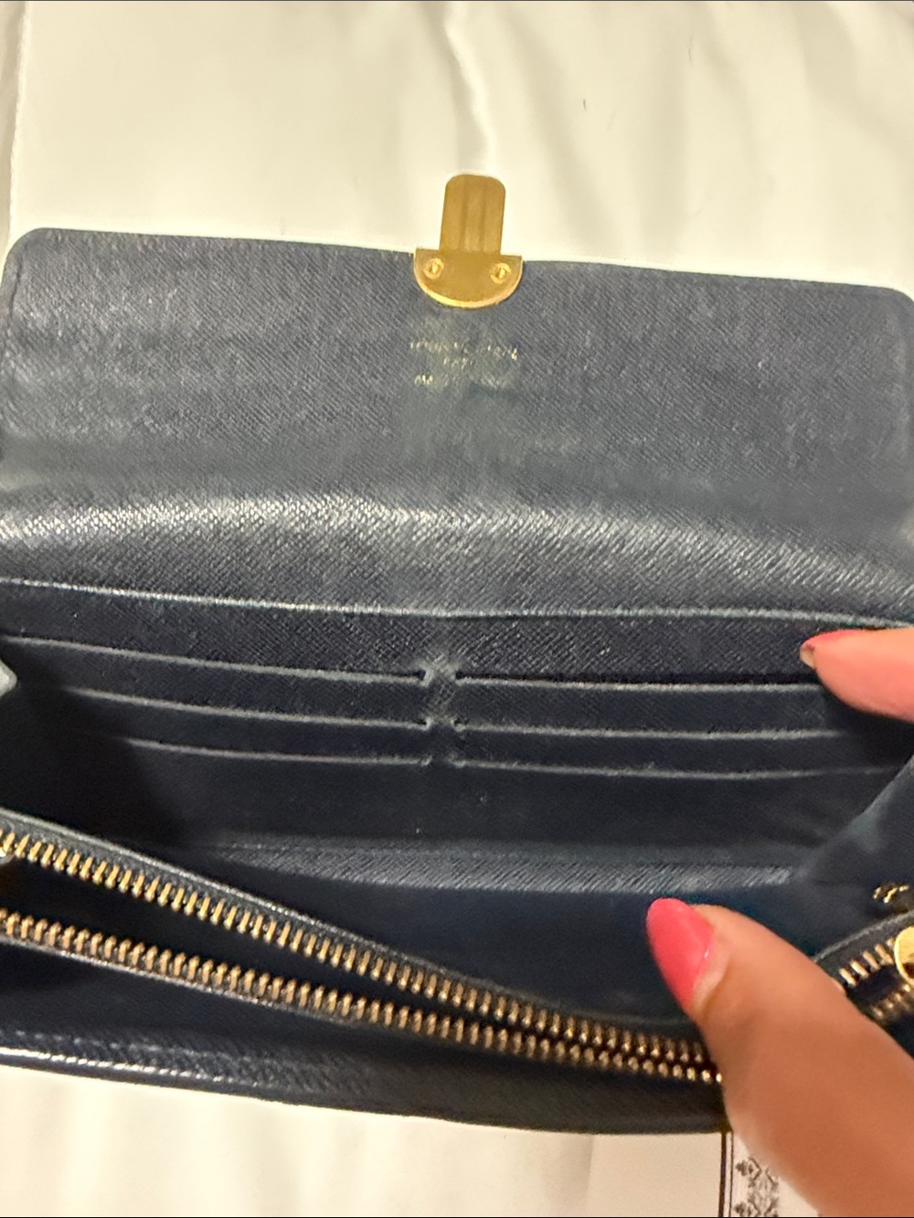 Authentic Louis Vuitton Utah Leather Sarah longwallet with gold toned pushlock. - Picture 9 of 10